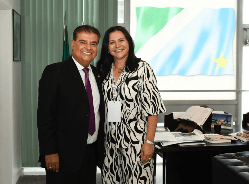 Prefeita Professora Lourdes e senador Nelsinho entregam iluminação 100% LED