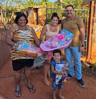 Manuela recebeu o kit em casa, entregue por Gilson
