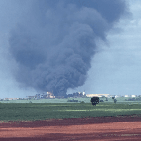 Incêndio de grande porte atinge usina Raízen em Caarapó