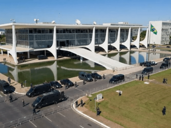 Planalto instala grades e reforça segurança por ato liderado por Nikolas Ferreira